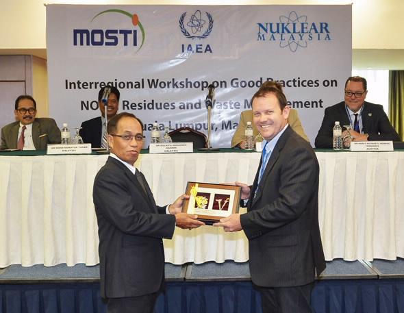 ANSTO Minerals Chris Griffith with MOSTI Deputy Secretary General