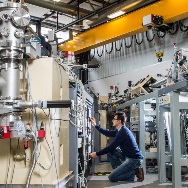 Scientist at Pixe microbeam on the Sirius accelerator