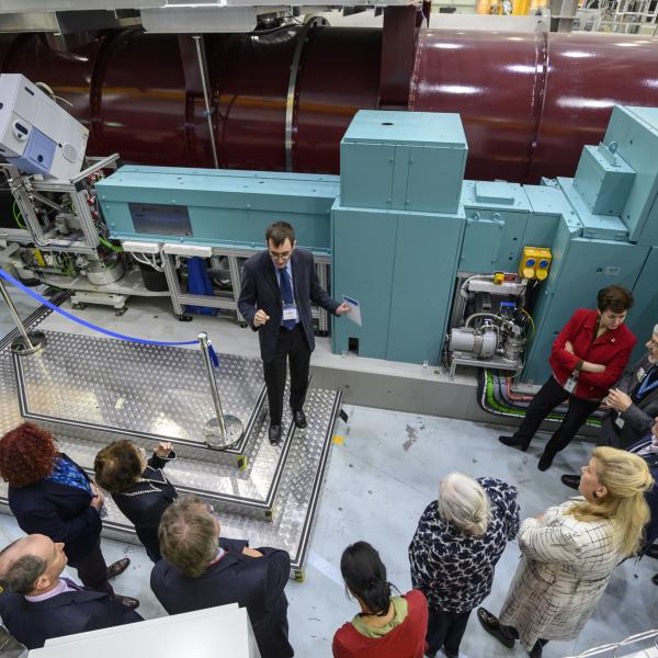 a scientist explaining the SPATZ instrument to a crowd