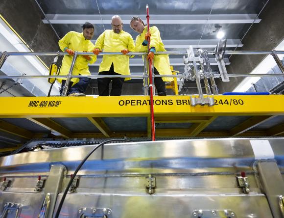 Operators at OPAL lowering targets into the pool for irradiation 2