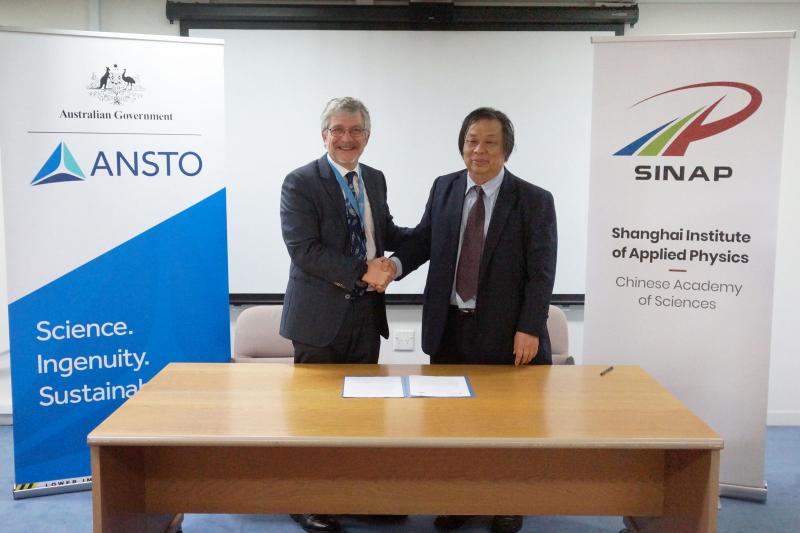 Adi Paterson and Hongjie Xu handshake_low res